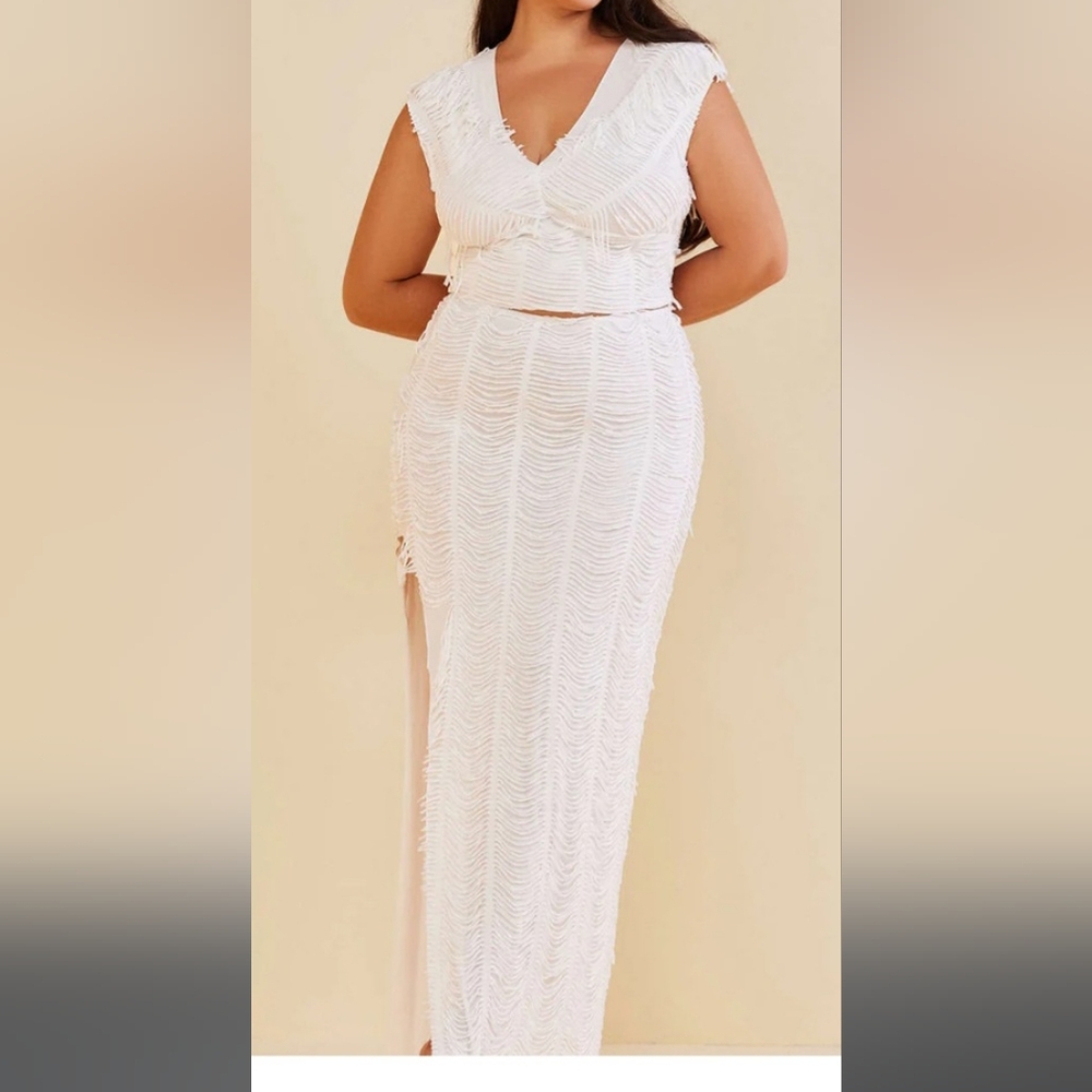Micas.  Turn heads in this White Distressed skirt set with slit.  (New) Size M